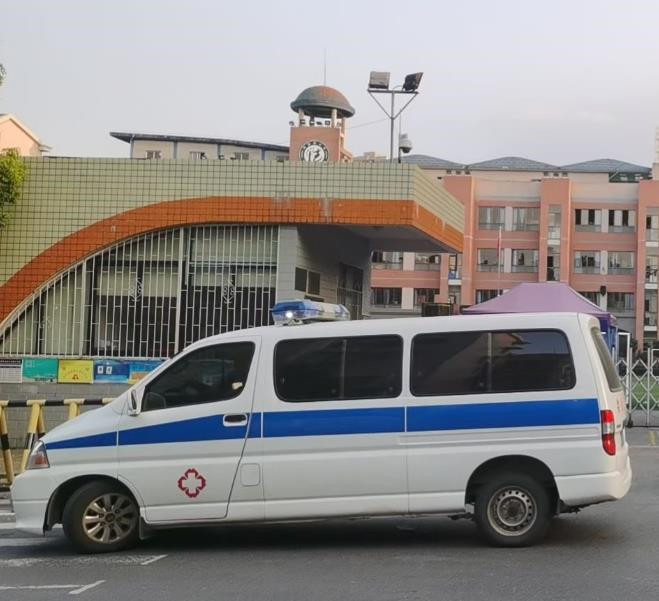 大路镇救护车出租护送骨折病人一公里多少钱